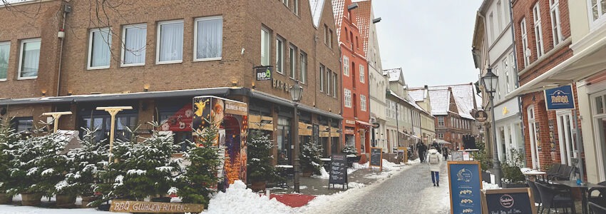 Foto: Hansestadt Lüneburg. Das Restaurant Barbeqube am Schrangenplatz wird ab 9. Februar 2026 ans Fernwärmenetz angeschlossen. In diesem Zeitraum ist die Straße für den Kfz-Verkehr gesperrt.