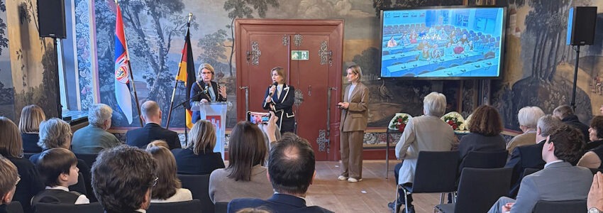 Foto: Hansestadt Lüneburg. OB Claudia Kalisch (links) und die ukrainische Generalkonsulin, Dr. Iryna Tybinka, im Huldigungssaal des Rathauses Lüneburg am 14. Januar 2026. Der kommissarische Bürgermeister von Bila Zerkwa und weitere Stadtvertreter:innen waren per Video zugeschaltet.