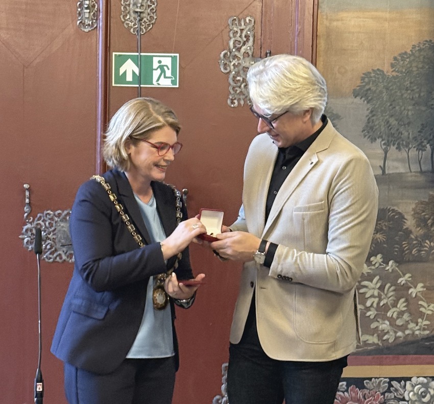 Foto: Hansestadt Lüneburg. Lüneburgs Oberbürgermeisterin Claudia Kalisch übergab am 14. Januar 2026 stellvertretend die Ehrenbürgerwürde der Stadt Bila Zerkwa an André Novotny. 