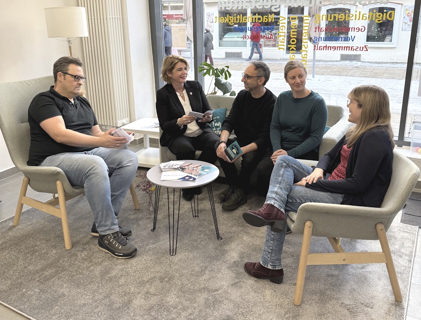 Foto: Hansestadt Lüneburg. Von links: Stabstellenleiter Carl-Ernst Müller, Oberbürgermeisterin Claudia Kalisch, Stadtjugendpfleger Jens Döhrmann, Lena Busse aus der Jugendförderung und die Beauftragte für Bürger:innenbeteiligung, Eva Kern, freuen sich auf den Themenmonat im Dialograum.