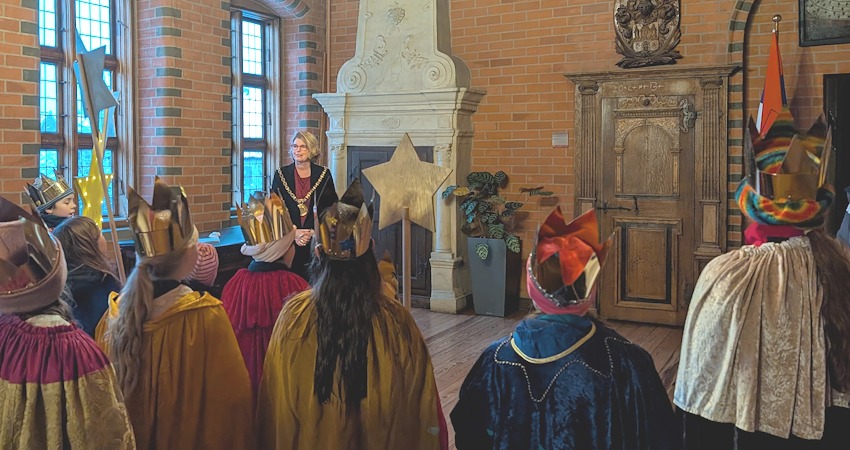 Foto: Hansestadt Lüneburg. Mit Gesang und dem Segen für das Rathaus besuchten 20 Jungen und Mädchen als Sternsinger am 8. Januar 2026 Lüneburgs Oberbürgermeisterin Claudia Kalisch.