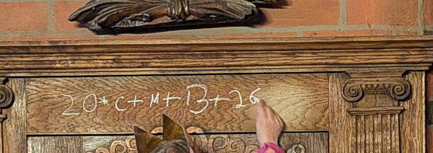Foto: Hansestadt Lüneburg. Der Sternsingersegen mit den Buchstaben C+M+B und der Jahreszahl wird mit Kreide auf den Türstock geschrieben. Die Buchstaben bedeuten: Christus mansionem benedicat – Christus segne dieses Haus.