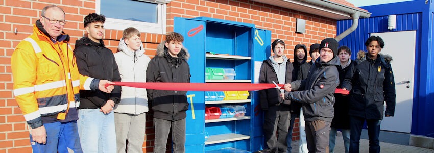 Foto: Harburg. Der neue Tauschschrank für Werkzeuge auf der Entsorgungsanlage in Drage ist offiziell eingeweiht. Gestaltet haben ihn Schüler:innen und Schüler der Eckermann-Realschule in Winsen.
