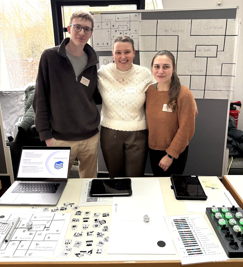 Foto: Landkreis Lüneburg. Von links: Jonathan, Sophia und Anna-Sophie zeigten, wie Grundschulkinder mit kleinen, programmierbaren Bots ihre Umgebung entdecken können.