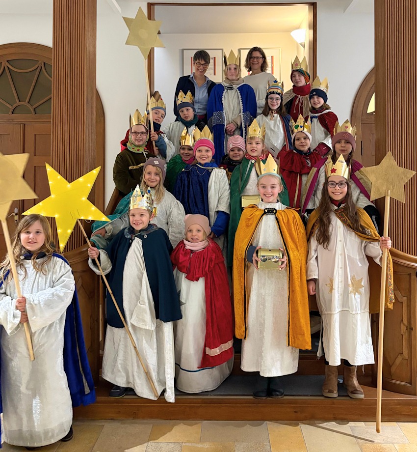 Foto: Landkreis Lüneburg. Erste Kreisrätin Yvonne Hobro (hintere Reihe links) und Kreisrätin Sigrid Vossers (hintere Reihe rechts) freuten sich über den Besuch der Sternsinger und übergaben Spenden des Kreishauses.