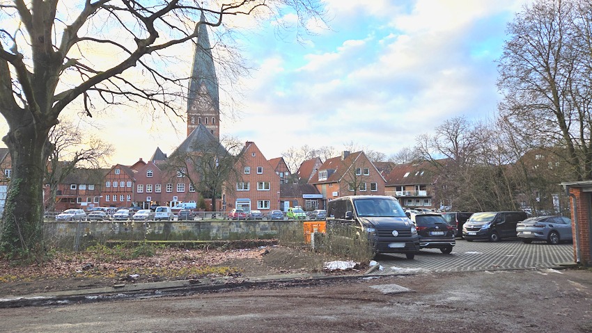 Foto: Lüne-Blog. Anwesen Schießgrabenstr. 17, Lüneburg, Blick über den Hof auf der Rückseite.