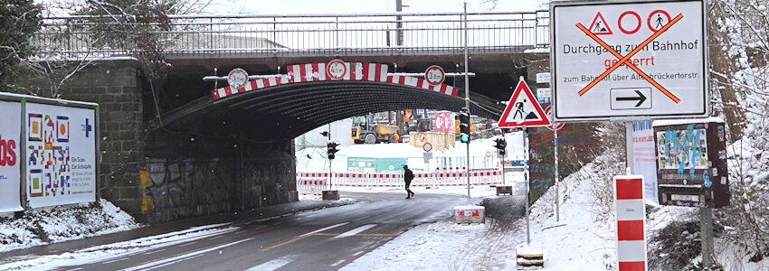 Foto: Lüne-Blog. Baustelle Bahnbrücke Bleckeder Landstraße am 5. Januar 2026. Das Hinweisschild für die Vollsperrung ist bereits vorbereitet. Als Umleitung wird auf die Altenbrückertorstraße verwiesen.