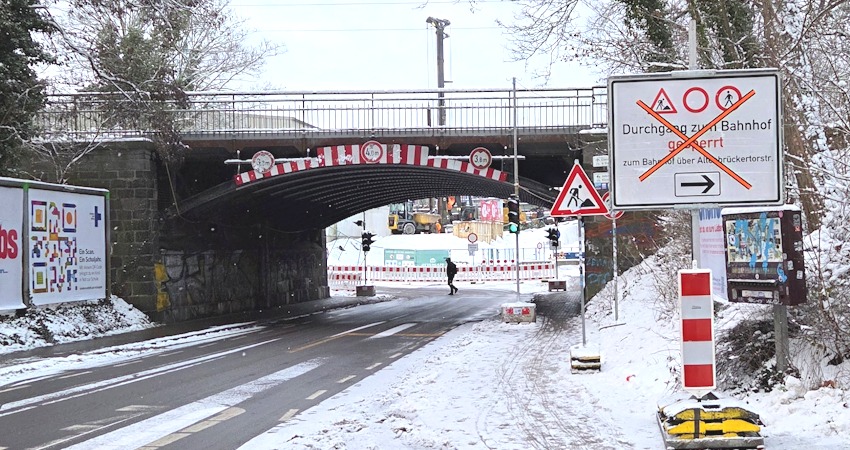 Foto: Lüne-Blog. Baustelle Bahnbrücke Bleckeder Landstraße am 5. Januar 2026. Das Hinweisschild für die Vollsperrung ist bereits vorbereitet. Als Umleitung wird auf die Altenbrückertorstraße verwiesen.