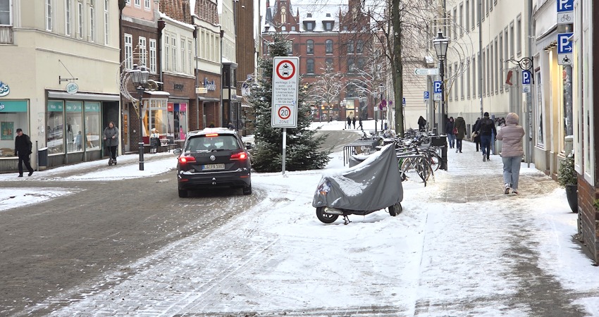 Foto: Lüne-Blog. Bardowicker Straße am 8. Januar 2026, gegen 10 Uhr. Der Räum- und Streupflicht kommen die Anlieger mit unterschiedlichem Ehrgeiz nach ...