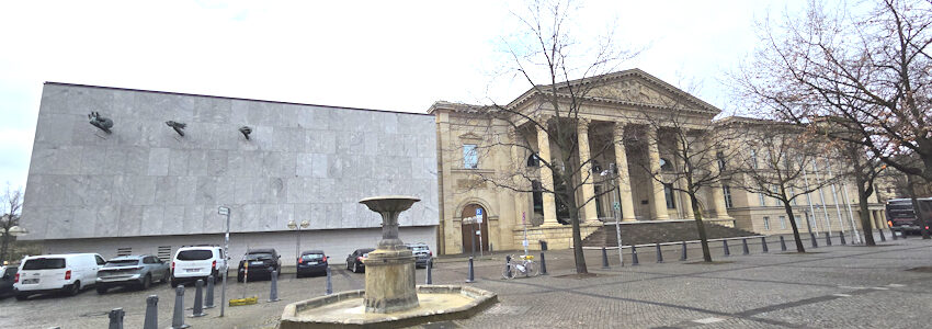 Foto: Lüne-Blog. Landtagssitz im historischen Leineschloss mit dem Portikus. Links der Plenarsaal mit den drei bronzenen Fahnenträgern von Jürgen Weber, die den Sonnenwind, den Sturmwind und den Regenwind symbolisieren.