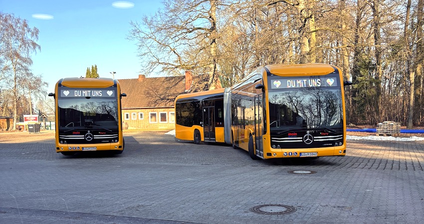 MOIN GmbH. Elektrobusse auf dem Betriebshof. 2024 wurden wurden acht elektrobetriebene Gelenk- und zwölf Solobusse mit der dazu dazugehörigen Lade-Infrastruktur bei Daimler Buses bestellt.