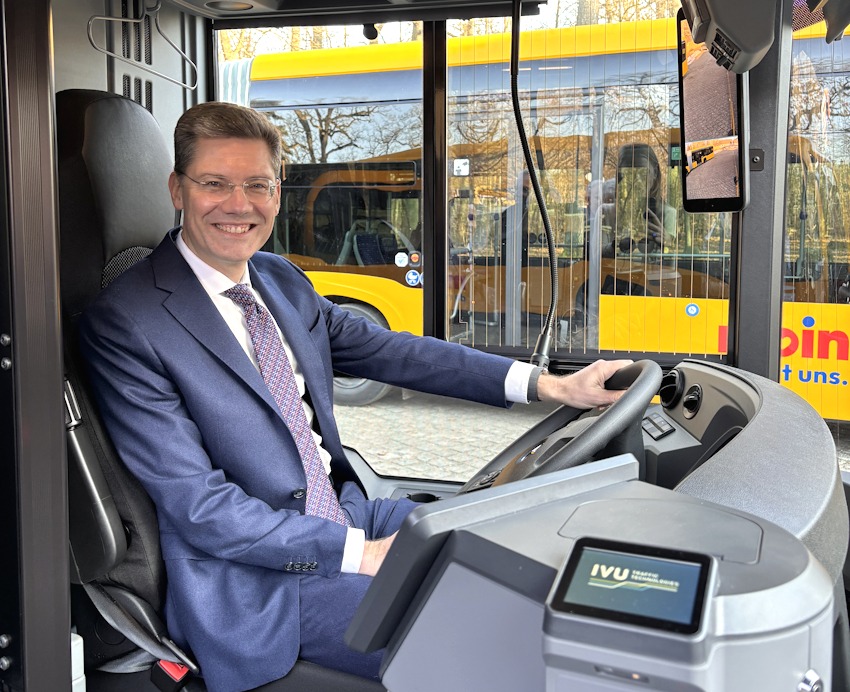 MOIN GmbH, 21.01.2026: Staatssekretär Christian Hirte am Steuer eines der mit Bundesmitteln geförderten Elektrobusse.