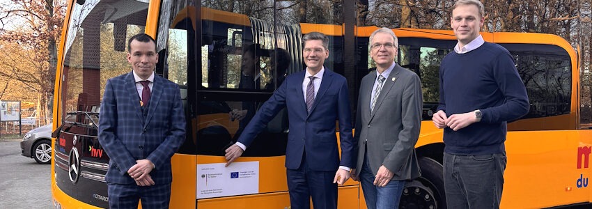Foto: MOIN GmbH. Besuch aus dem Bundesverkehrsministerium am 21.01.2026 in Lüneburg. Von links: Geschäftsführer Nikolas Wenzel, Staatsekretär Christian Hirte, Landrat Jens Böther und Jakob Blankenburg, Vorsitzender im Mobilitätsausschuss des Landkreise Lüneburg.
