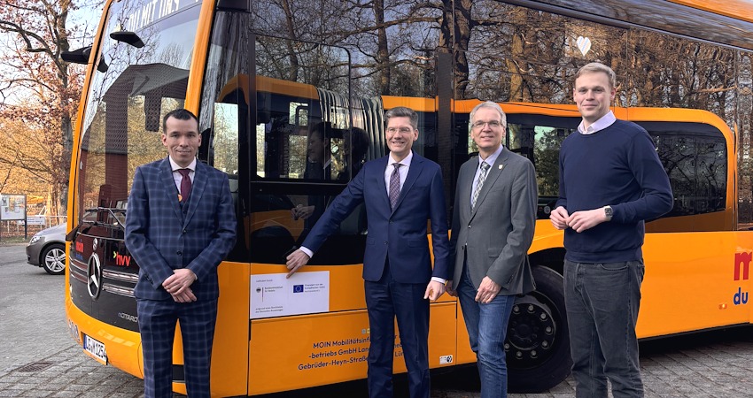 Foto: MOIN GmbH. Besuch aus dem Bundesverkehrsministerium am 21.01.2026 in Lüneburg. Von links: Geschäftsführer Nikolas Wenzel, Staatsekretär Christian Hirte, Landrat Jens Böther und Jakob Blankenburg, Vorsitzender im Mobilitätsausschuss des Landkreise Lüneburg.