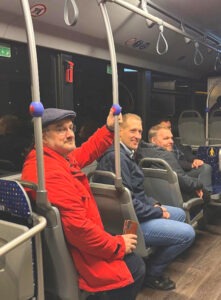 Foto: MOIN. Erste Fahrt mit Vertreterinnen und Vertretern aus Politik und Verwaltung. Von links: Oliver Glodzei, Aufsichtsratsmitglied MOIN; Dennis Neumann, Bürgermeister der Stadt Bleckede; Philip Gallmeister, Fachdienstleitung ÖPNV, Landkreis Lüneburg.