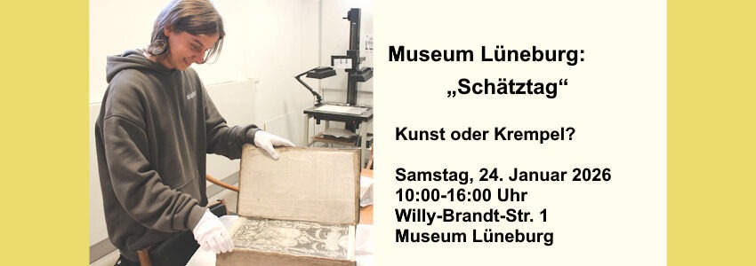 Foto: Museum Lüneburg. Ein Mitarbeiter des Museums betrachtet ein geöffnetes altes Buch.