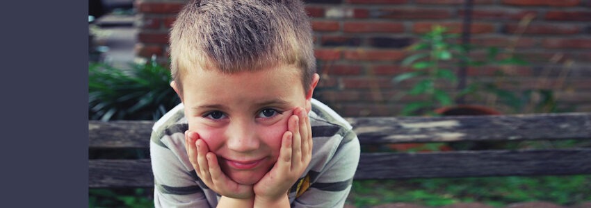 Foto: Pexels, Pixabay. Traurig schauender Junge.