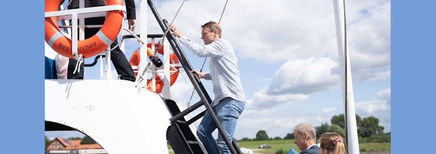 Foto: Philipp Meyn. Bereits 2023 besuchte Philipp Meyn (MdL) die "Tanja". Ziel war damals, die Möglichkeiten einer Landesförderung auszuloten. Heute freut er sich auf den Bau der neuen Niedrigwasserfähre für Neu Darchau-Darchau.