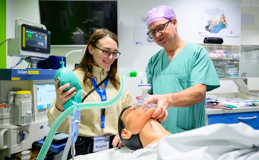 Foto: Philipp Schulze, SKL. Interaktive Azubi-Messe im Klinikum Lüneburg. Das selbst Ausprobieren unter professioneller Anleitung steht hier ganz im Vordergrund.