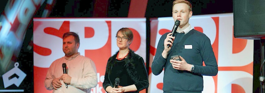 Foto: SPD Lüneburg. Luca Thieme, Karoline Feldmann und Jakob Blankenburg begrüßen die Gäste beim SPD-Neujahrsempfang am 19. Januar 2026.