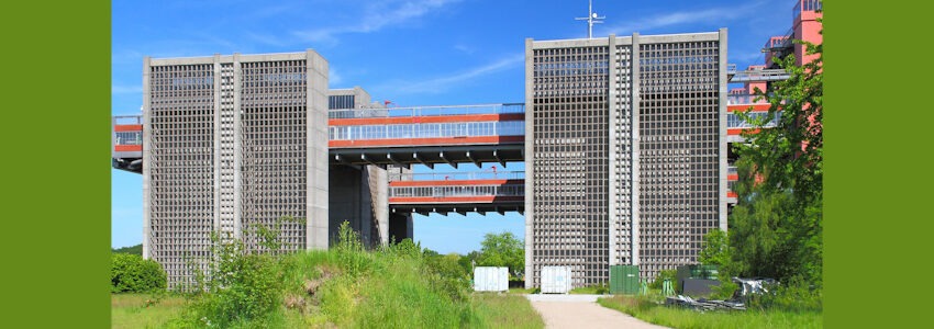 Foto: Walter Rademacher/Wikipedia. Schiffshebewerk Scharnebeck, Westansicht mit beiden Trögen in voller Länge. Quelle: https://commons.wikimedia.org/wiki/File:Schiffshebewerk_Scharnebeck_IMG_5067b.jpg