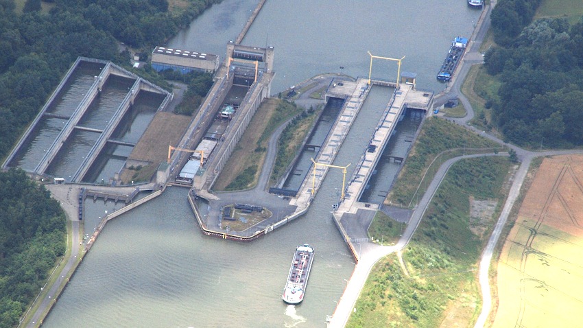 Foto: Wolkenkratzer. Doppelschleusenanlage in Uelzen. Sparbecken und Schleuse Uelzen I (links) und Uelzen II (rechts) mit seitlichen Sparbecken. Wikipedia: https://commons.wikimedia.org/w/index.php?curid=37425358