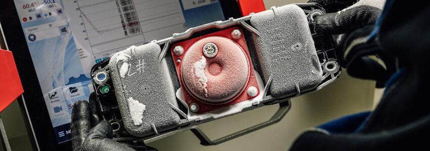 Pressefoto: Yangfeng.com. Airbags müssen überall funktionieren, in Sibirien und in der Wüste. Daher testet Yanfeng die Module unter allen klimatischen Bedingungen - hier bei Minustemperaturen.