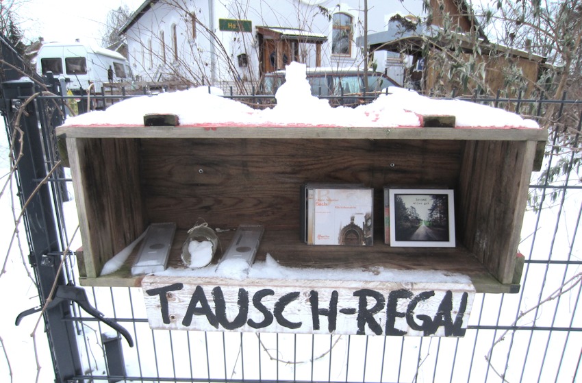 Foto: Lünepedia, curid 1662. In Lüneburg gibt es eine Vielzahl ann Tausch- und Schenkorten wie hier das kleine Tauschregal in der Neuetorstraße. Bei Lünepedia sind sie in einer Übersicht zusammengestellt.