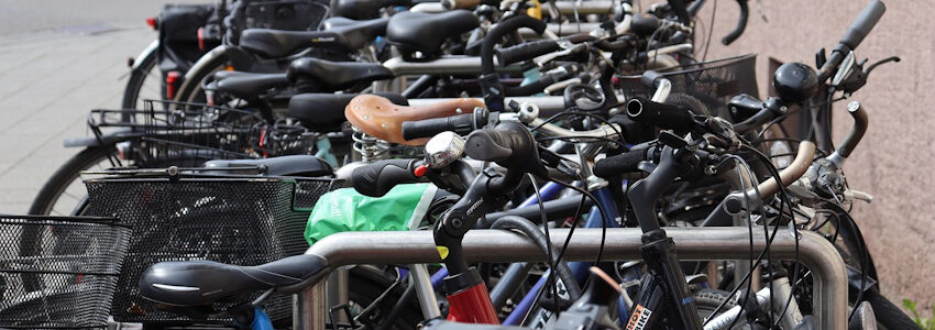 Foto: Gerd Altmann, Pixabay. Fahrradständer mit Fahrrädern.