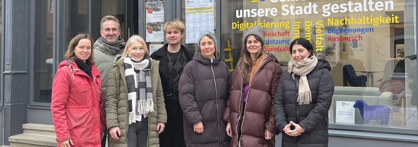 Foto: Hansestadt Lüneburg. Den Themenmonat des Dialograums im Februar gestalten unter anderem - von links: Tanja Mühle (JANUN e. V.), Mathias Schneider (Innenstadtmanagement), Sonja Jamme (Koordination Ehrenamt), Jonas Merkel (JANUN e. V.), Katharina Fuchs‑Zimmermann (Gleichstellungsbüro), Katja Diembeck (Nachhaltigkeitskoordination) und Dr. Yildiz Deniz (Gleichstellungsbüro).