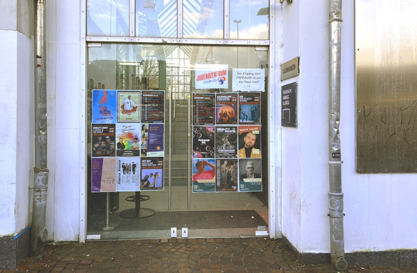 Foto: Hansestadt Lüneburg, Jugendpflege. Der Eingang zum Jugendzentrum Stadtmitte in der Salzstraße 1 ist dort, wo es auch zum Salon Hansen geht.
