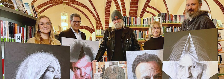 Foto: Hansestadt Lüneburg. Zeigen einige der Kunstdrucke, die in die Artothek aufgenommen wurden von links: Jeanine Passgang und Marcus Freudenreich (beide Sparkassenstiftung Lüneburg), Künstler Ole Ohlendorff, Claudia Bußjäger und Florian Schmidt (beide Ratsbücherei Lüneburg).