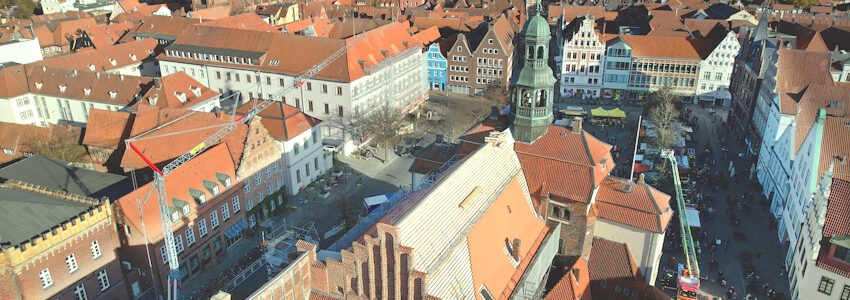 Foto: Hansestadt Lüneburg. Das historische Rathaus wird schrittweise saniert. Hier der Fürstensaalflügel, inklusive neuer Eindeckung.