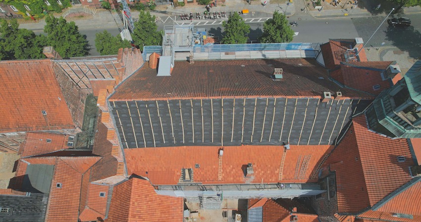 Foto: Hansestadt Lüneburg. Sanierung des Rathausdaches über dem Fürstensaal-Flügel.