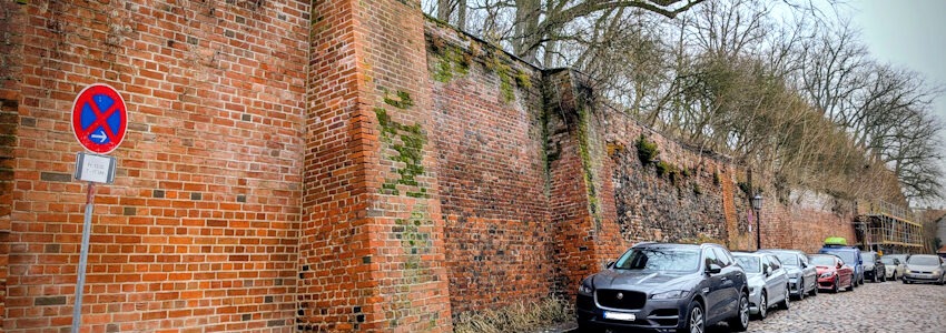 Foto: Hansestadt Lüneburg Wegen Rückschnittarbeiten an der historischen Wallmauer ist das Parken in der Straße Hinter der Bardowicker Mauer am Freitag, 13. Februar 2026, eingeschränkt.
