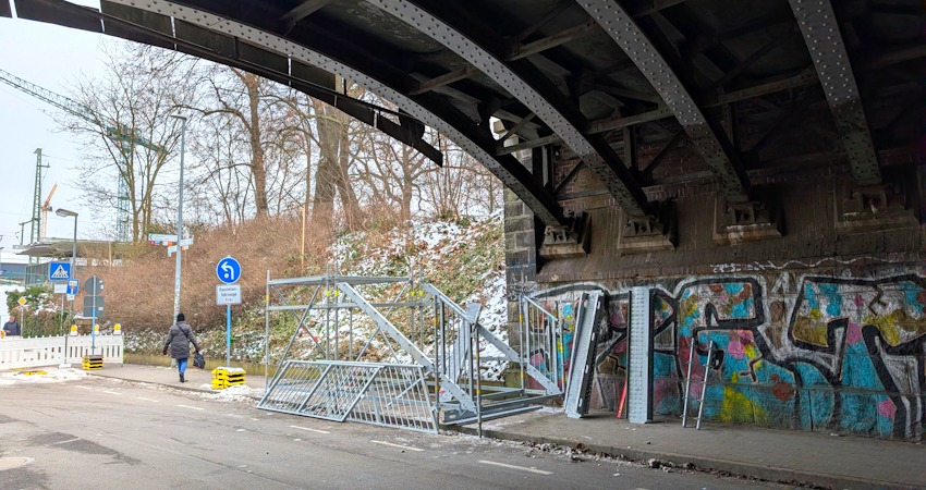 Foto: Hansestadt Lüneburg. An der Lünertorstraße entsteht derzeit ein Treppenturm, über den Personen künftig zu Fuß zum Bahnhof gelangen können.
