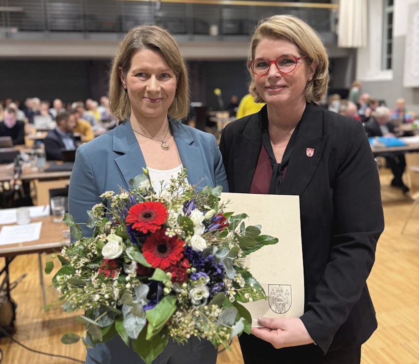 Foto: Hansestadt Lüneburg. Nach der Wahl im Rat am 12.06.2026 ernannte Lüneburgs Oberbürgermeisterin Claudia Kalisch (rechts) Maja Lucht zur künftigen Stadtbaurätin.