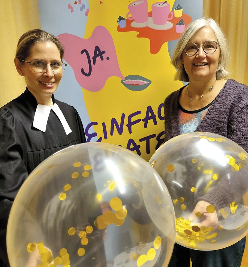 Foto: Kirchenkreis Lüneburg. Die Liebe feiern: Mit der Aktion „einfach heiraten“ lädt ein Team aus dem Kirchenkreis, hier stellvertretend Pastorin Dorothea Noordveld (links) und Pastorin Anja Kleinschmidt, zur Aktion in Lüneburg ein.