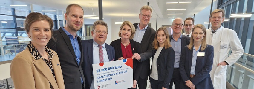 Foto: Klinikum Lüneburg. Gesundheitsminister Dr. Andreas Philippi übergibt am 14.02.2026 einen weiteren Förderbescheid in Höhe von 18 Millionen Euro an das Klinikum Lüneburg.