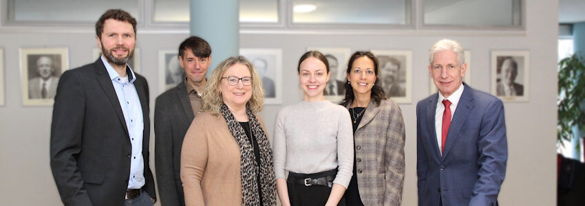 Foto: Landkreis Harburg. Über das Welcome Center Landkreis Harburg, die neue Anlaufstelle für internationale Fachkräfte und Unternehmen freuen sich (von links): Stefan Baumann (Abteilungsleiter Bildung – Schule, Kreisvolkshochschule und Sport), Dr. Alexander Stark (Stabsstellenleiter Kreisentwicklung / Wirtschaftsförderung / Mobilität), Ulrike Kessler, Clara Kohlstedt, Kreisrätin Ana Cristina Bröcking und Landrat Rainer Rempe. 
