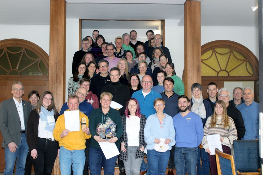 Foto: Landkreis Lüneburg.
Landrat Jens Böther (links) zeichnete zahlreiche Mitglieder der Kreisverwaltung für fleißiges Radfahren aus.