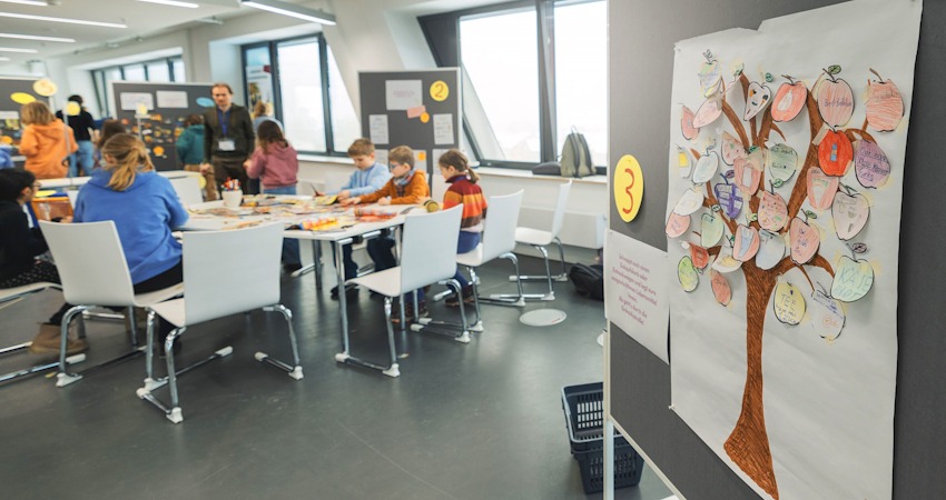 Foto: Leuphana Media Studio. An Pinnwänden wurden die Ergebnisse aus den Workshops gesammelt. Jetzt werden sie ausgewertet und aufbereitet. Bildungskonferenz am 17. Februar 2026.