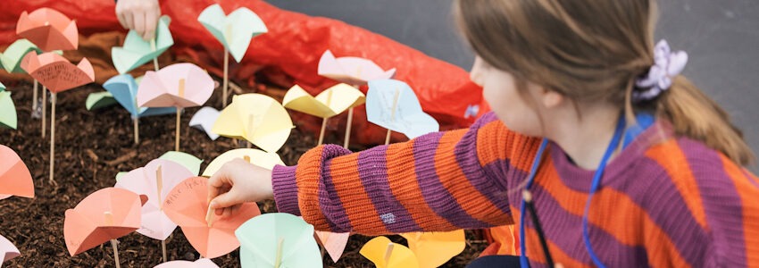 Foto: Leuphana Media Studio. In einem „Ideenbeet“ sammelten die 3.-und 4.-Klässler:innen ihre Vorschläge und Wünsche bei der Bildungskonferenz am 17. Februar 2026.