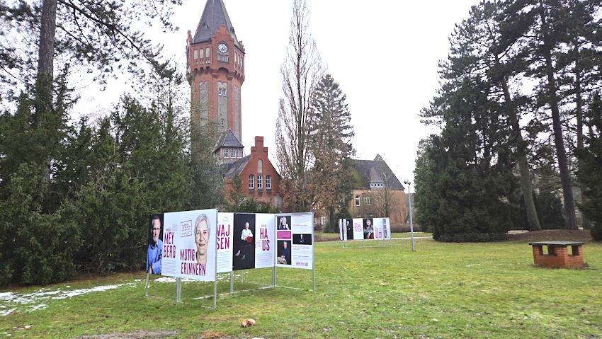 Foto: Ausstellung "Mutig erinnern" auf dem Gelände der PKL. Im Hintergrund das Dokumentationszentrum "Euthanasie"-Gedenkstätte.