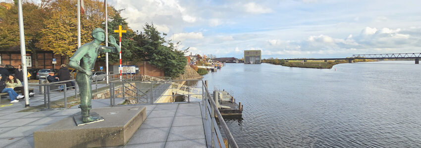 Foto: Lüne-Blog. Lauenburger Rufer. Der Lauenburger Rufer ist eine Bronzefigur, geschaffen von Bildhauer Karl-Heinz Goedtke im Jahr 1959. Die Figur steht in der Altstadt von Lauenburg/Elbe auf einem Vorplatz der Elbstraße.