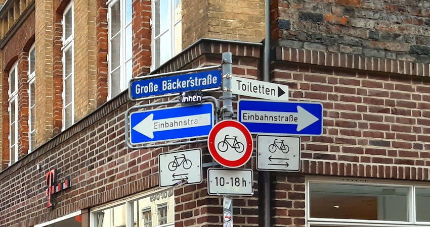 Foto: Lüne-Blog. Unter dem Motto "Schluss mit mitgemeint" sorgte die Aktionsgruppe femtrails zum 8. März 2023 dafür, dass eine Reihe von Straßen in Lüneburg umbenannt wurden.