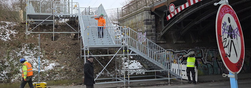 Foto: Lüne-Blog. Treppenturm zum Bahnhof bei der Bahn-Unterführung Bleckeder Landstraße.