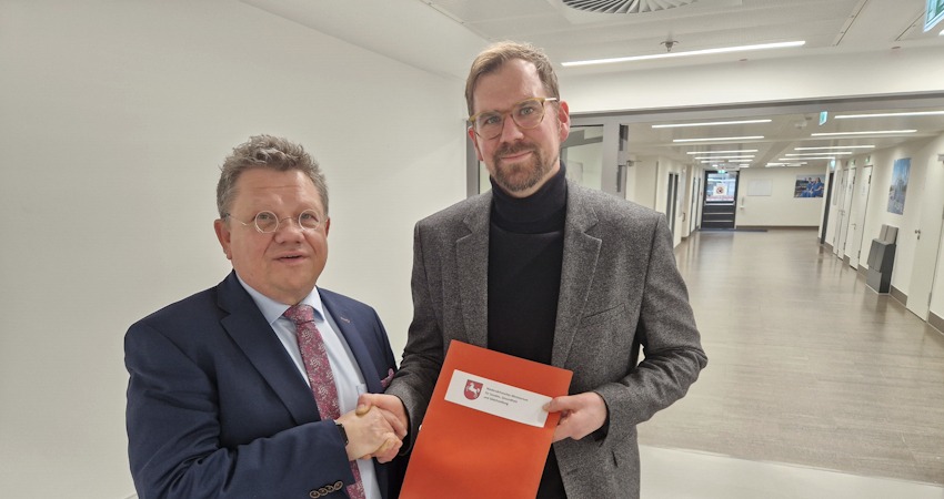 Foto: Manuela Gaedicke, PKL. Von links: Gesundheitsminister Dr. Andreas Philippi und PKL-Geschäftsführer Jan-Hendrik Kramer unterzeichneten den Vertrag für das Modellprojekt Präventionsambulanz.