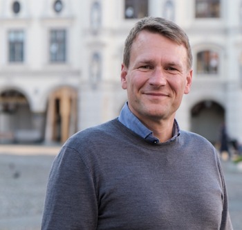 Foto: Philipp Meyn. Landtagsmitglied Philipp Meyn vor dem Rathaus in Lüneburg.