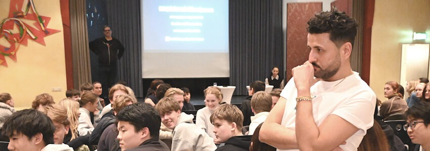 Foto: Internatsgymnasium Marienau. Am 25. Februar 2026 diskutierte Ibrahim Arslan mit den Jugendlichen über Erfahrungen mit Ausgrenzung und Rassismus.